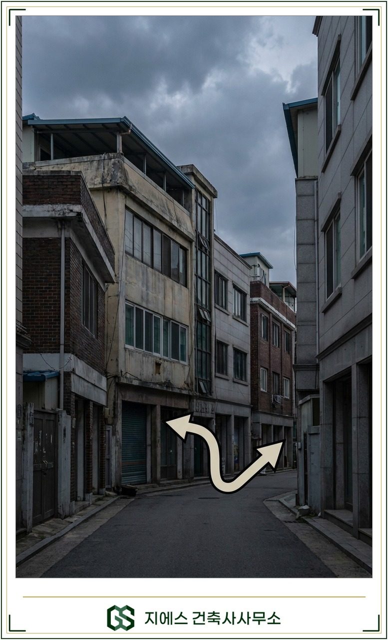 주차 공간이 없는 좁은 대지 앞에서 예전 용도로 되돌아가려다 가로막힌 상황을 은유한 이미지