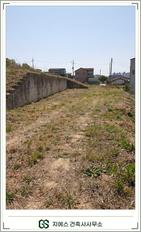 수평투영면적 뜻 - 대지면적 산정기준, 경사지 절토 성토 고저차 8 건물과 사람이 없는 도시 근교의 경사진 빈 대지 실사